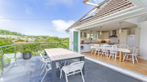 Rooftops Braunton, Stylish Beach House - Fantastic Views - Hot Tub hire - Sleeps 8